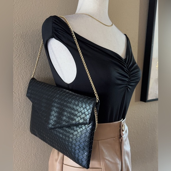 Faux leather square detail crossbody chain envelope style bag - Picture 4 of 10